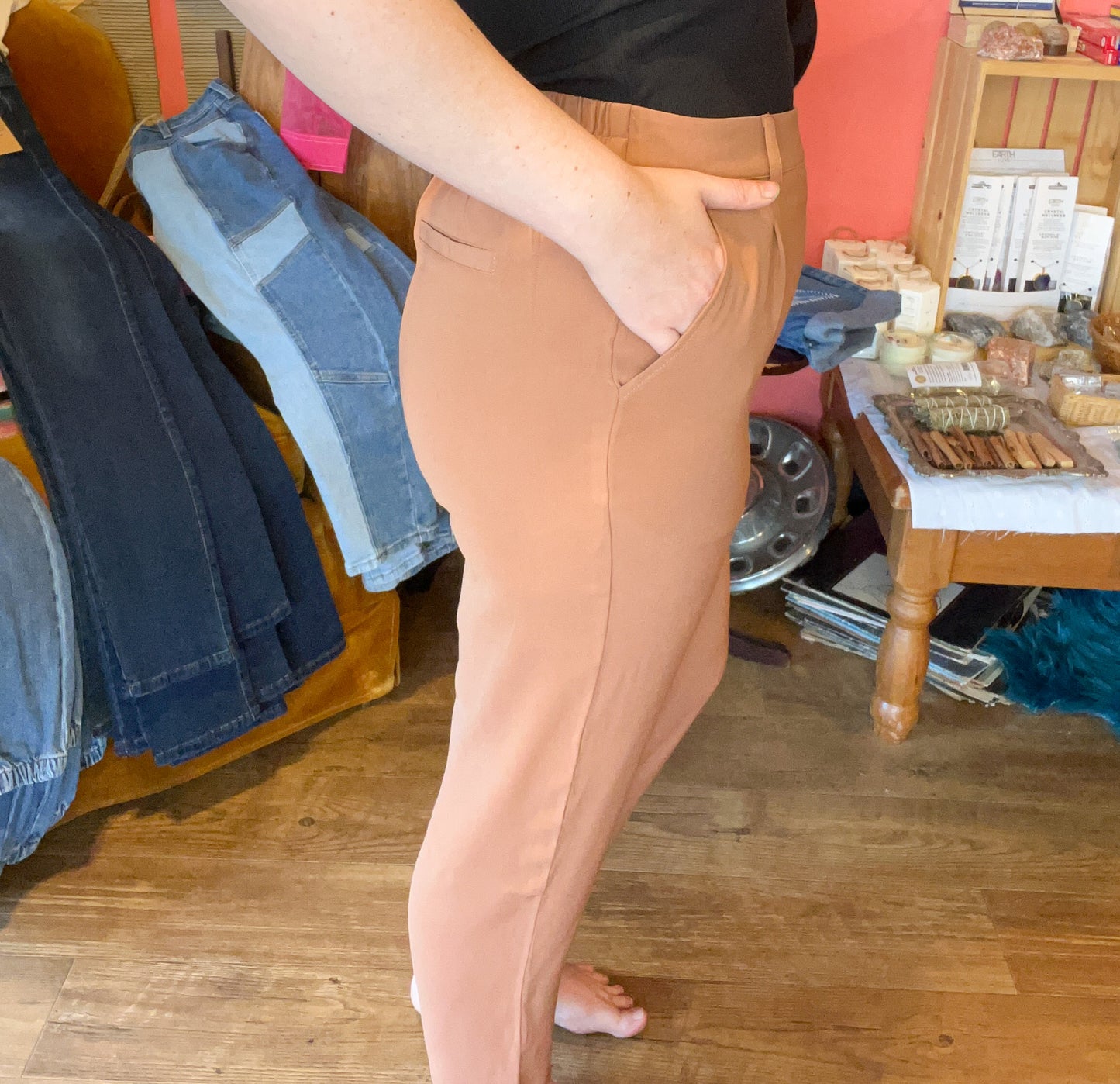 Solid Pleat-Front Tapered Pants with Pockets