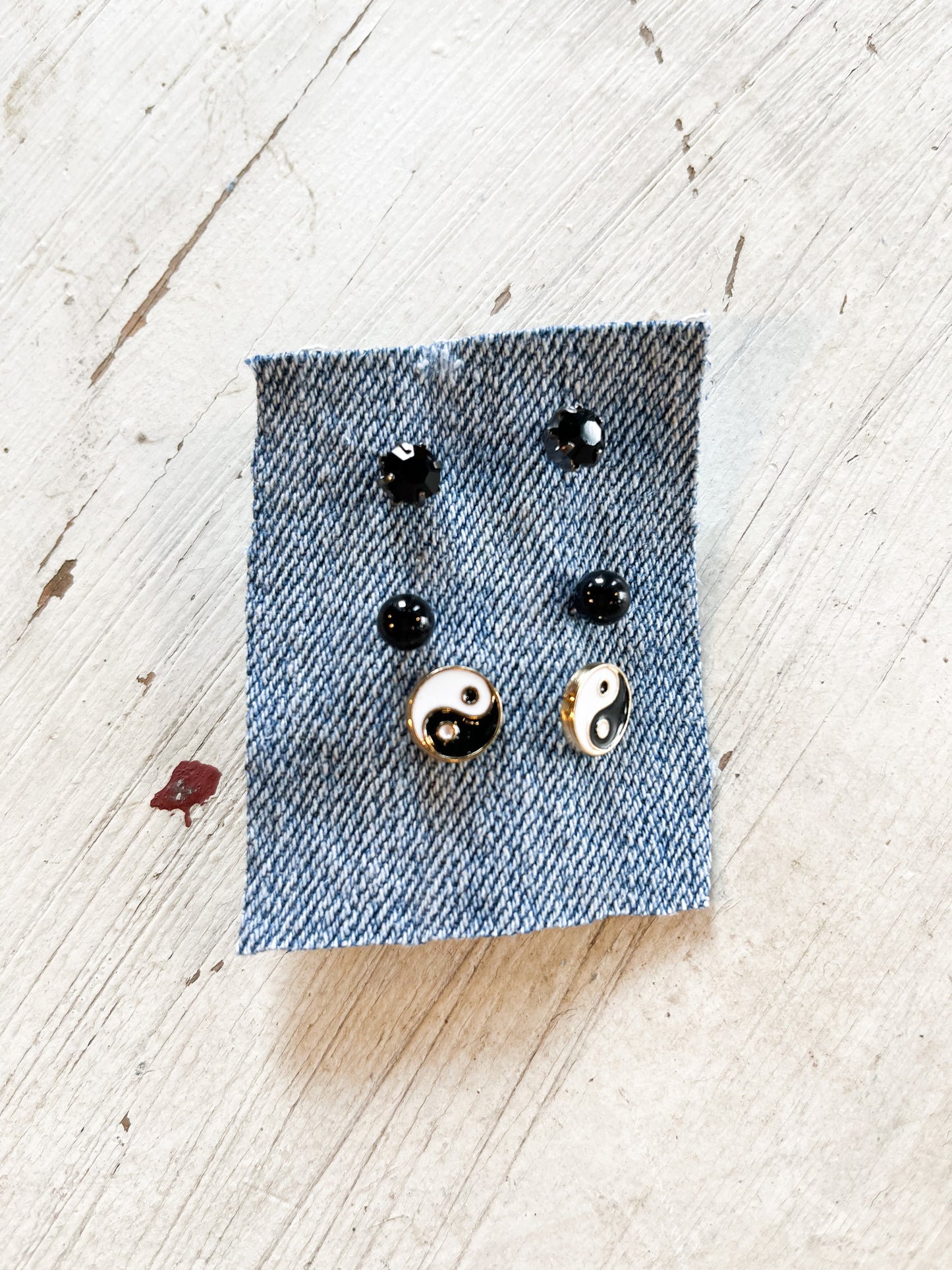 Ying yang stud set