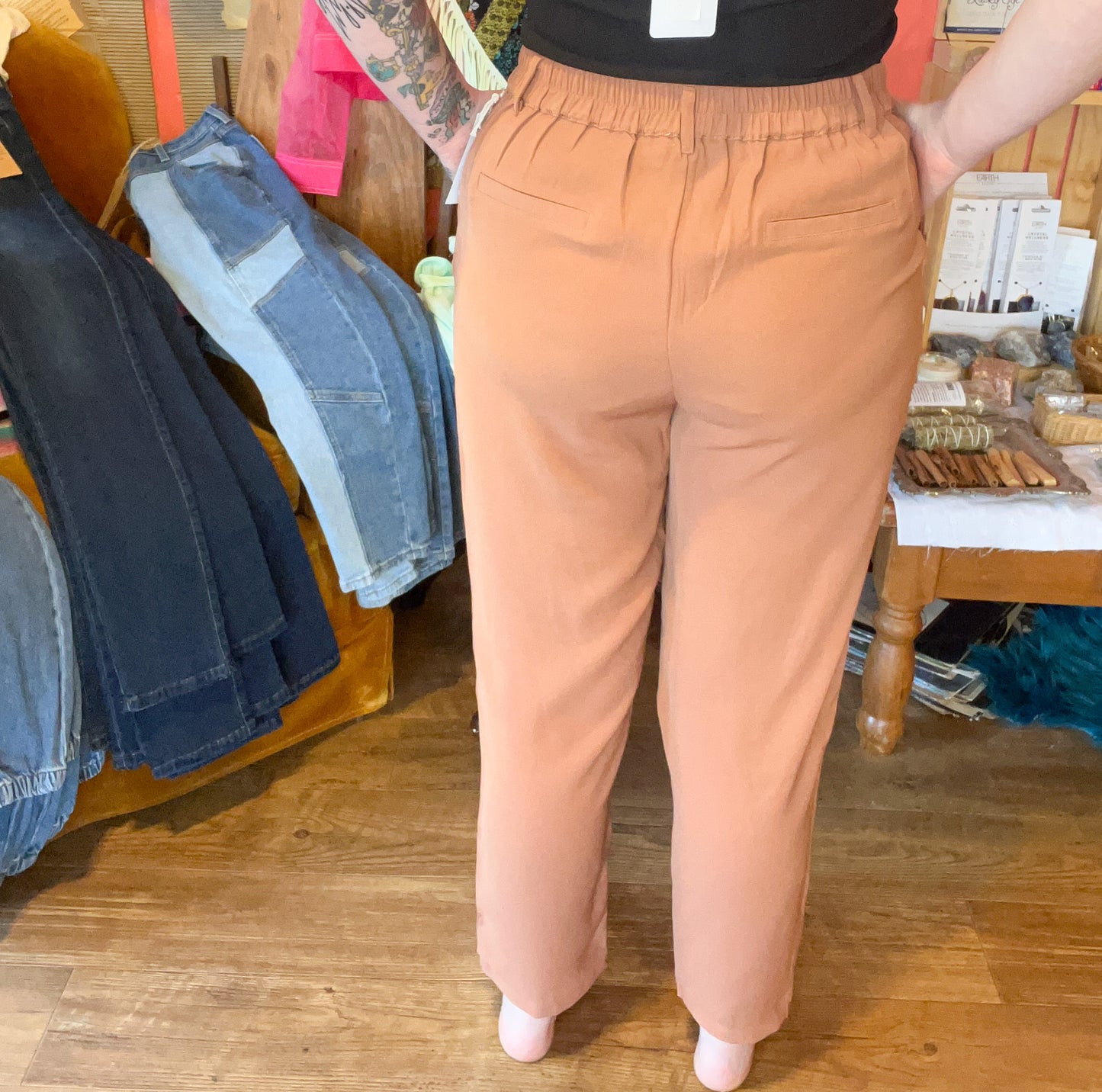 Solid Pleat-Front Tapered Pants with Pockets