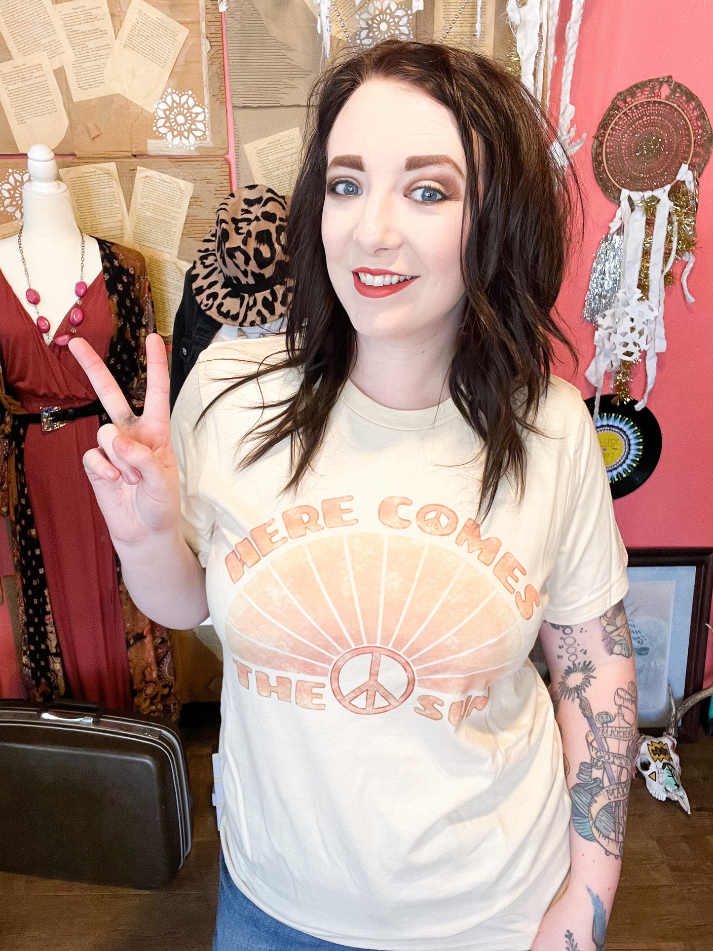 Here comes the sun peace sign hippie graphic tee