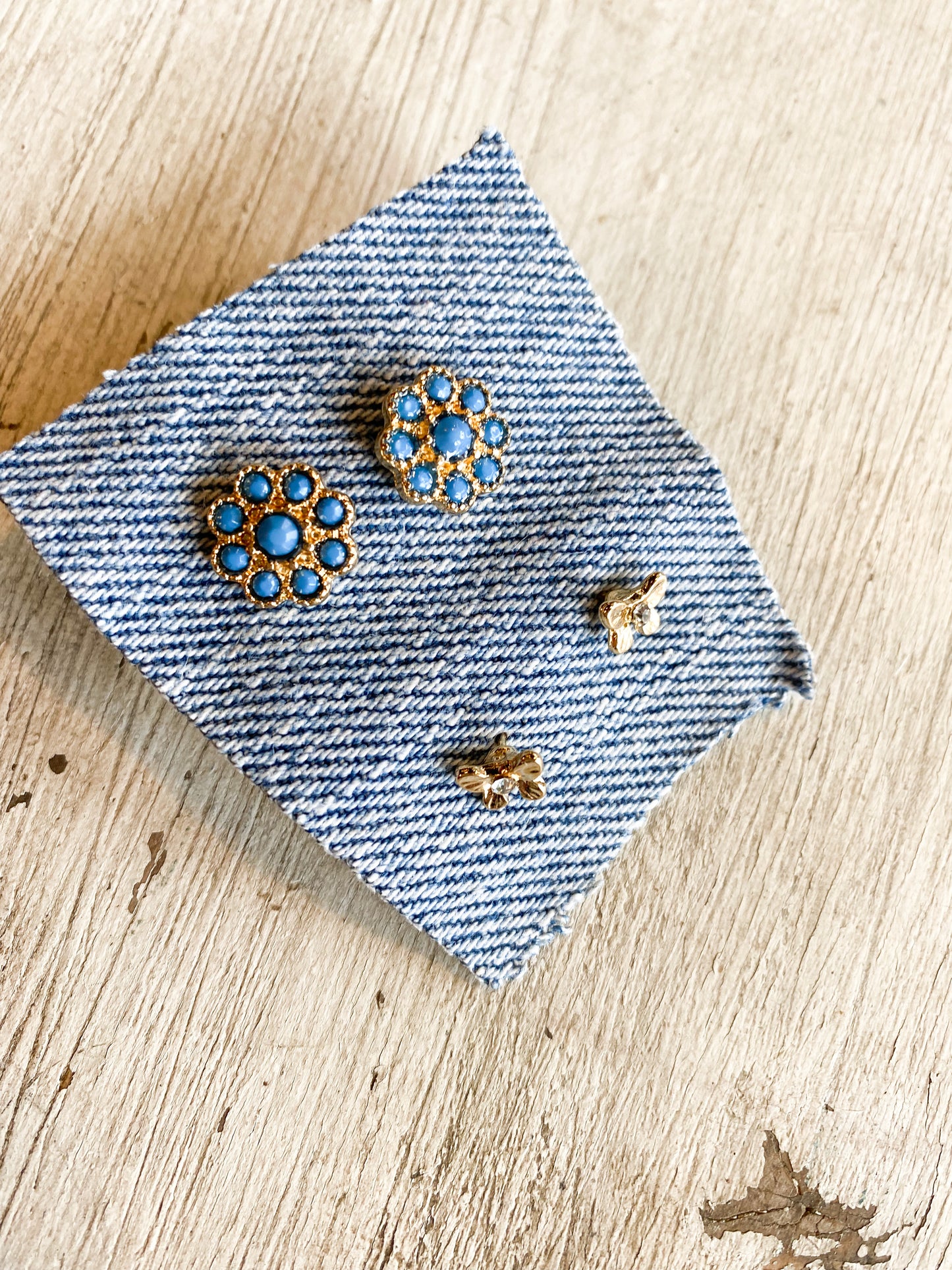 Blue daisy and butterfly gold earring stud set