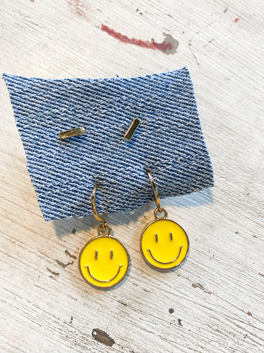 Smiley face and bars gold earring stud set