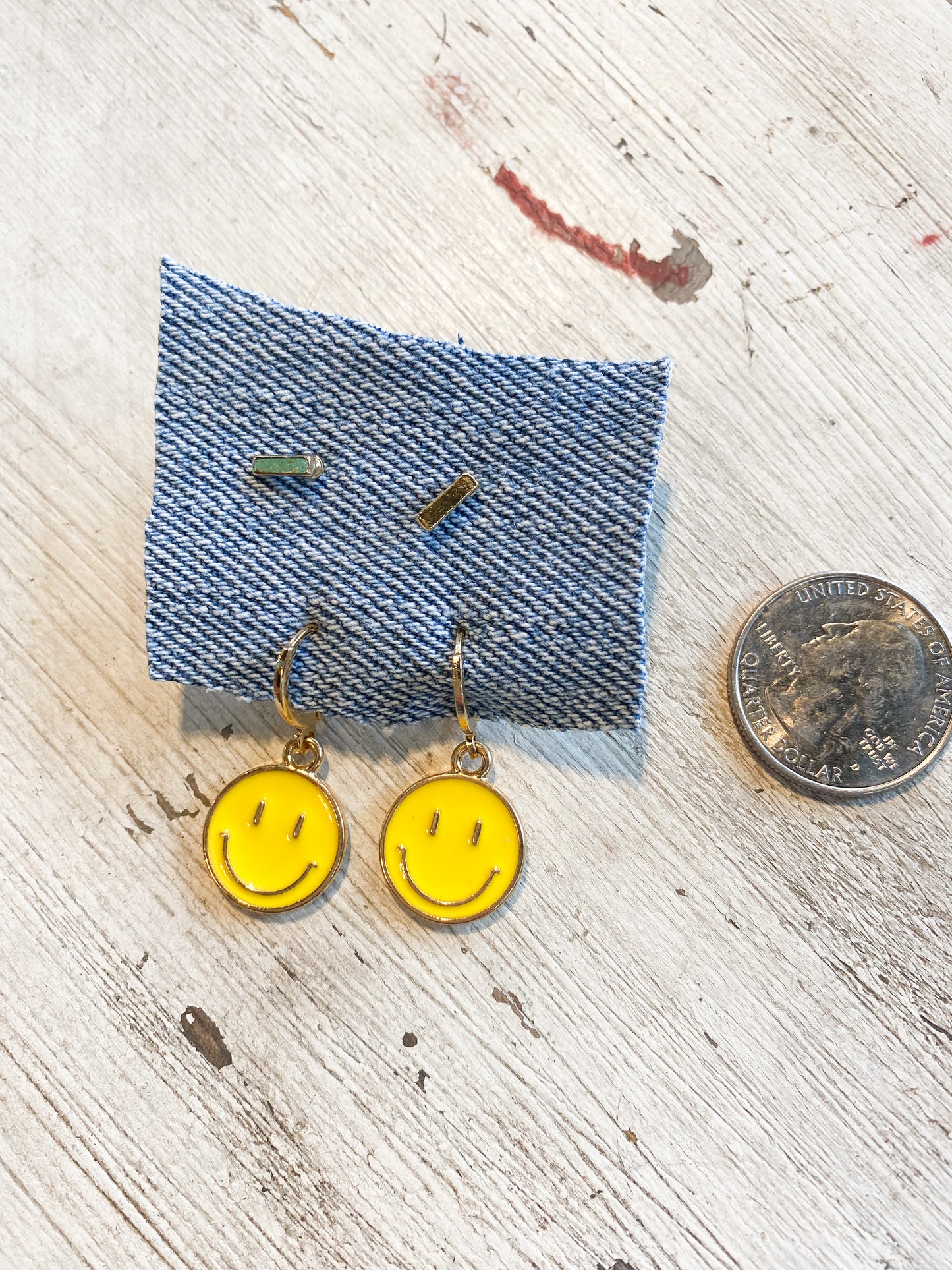 Smiley face and bars gold earring stud set