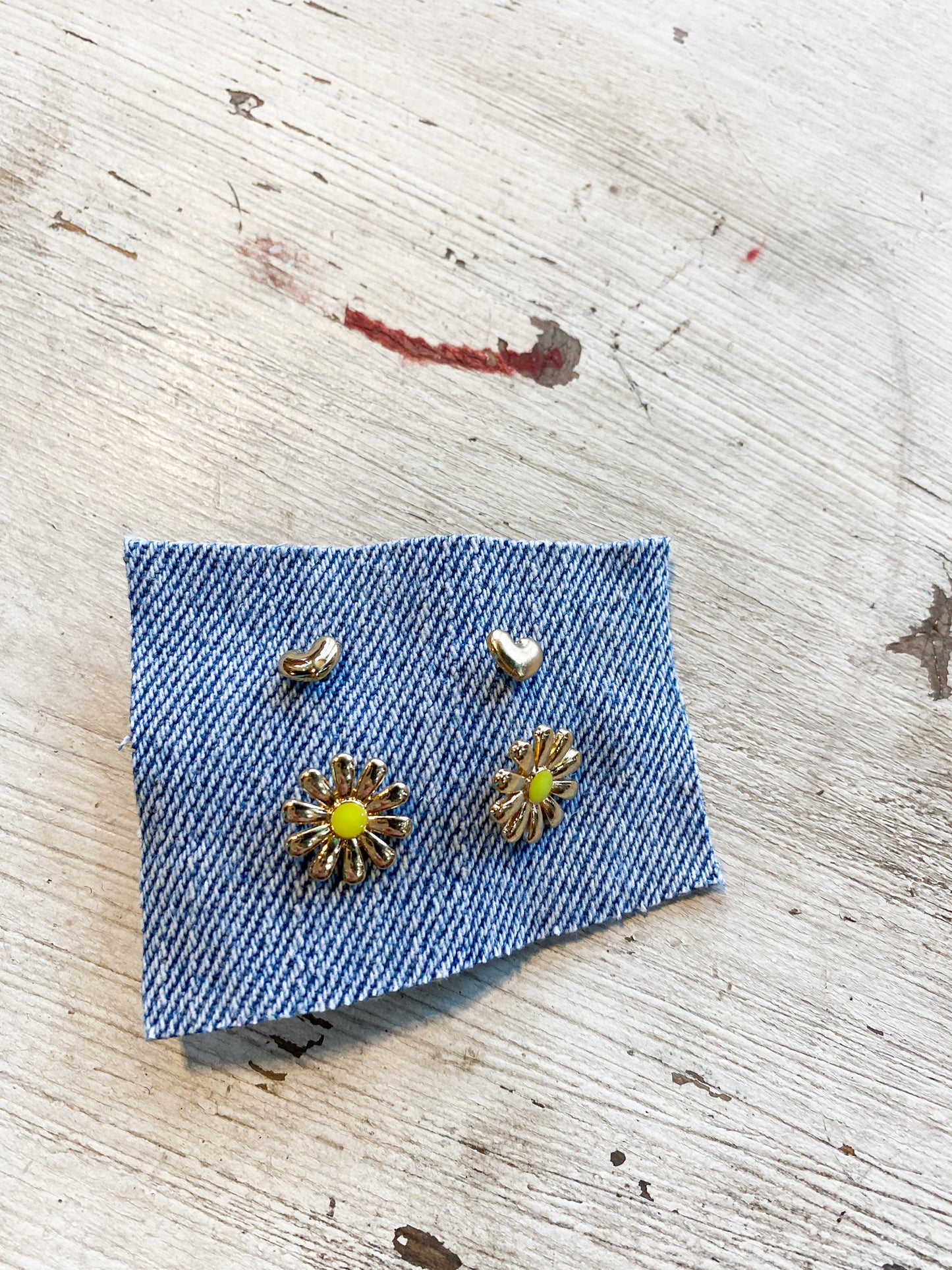 Daisy and hearts gold earring stud set